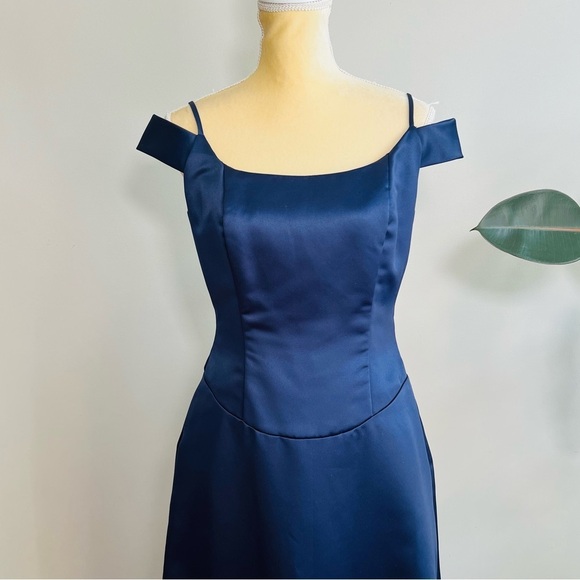 Monique Lhuillier bridesmaids dress - Picture 2 of 7